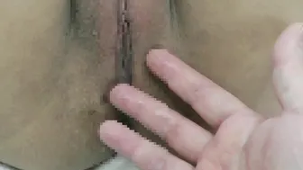 寝取られ大好女子。ドMだから手マンで大量潮吹きでベッドがびしゃびしゃ！