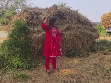Watch This Indian Wifey Suck And Fuck Like A Pro In A Village Outdoor Scene