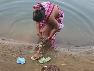Watch This Indian Desi Wifey Get Drenched In The Ocean By Her Husband In An Outdoor Romp